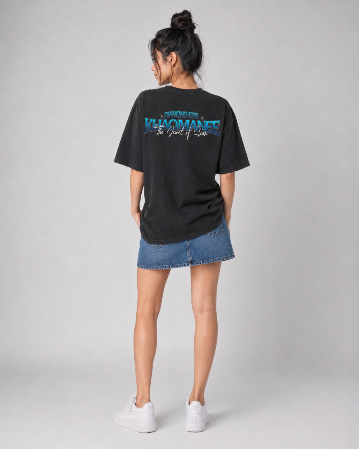 นายแบบสวมเสื้อ แมวขาวมณี ด้านหลัง