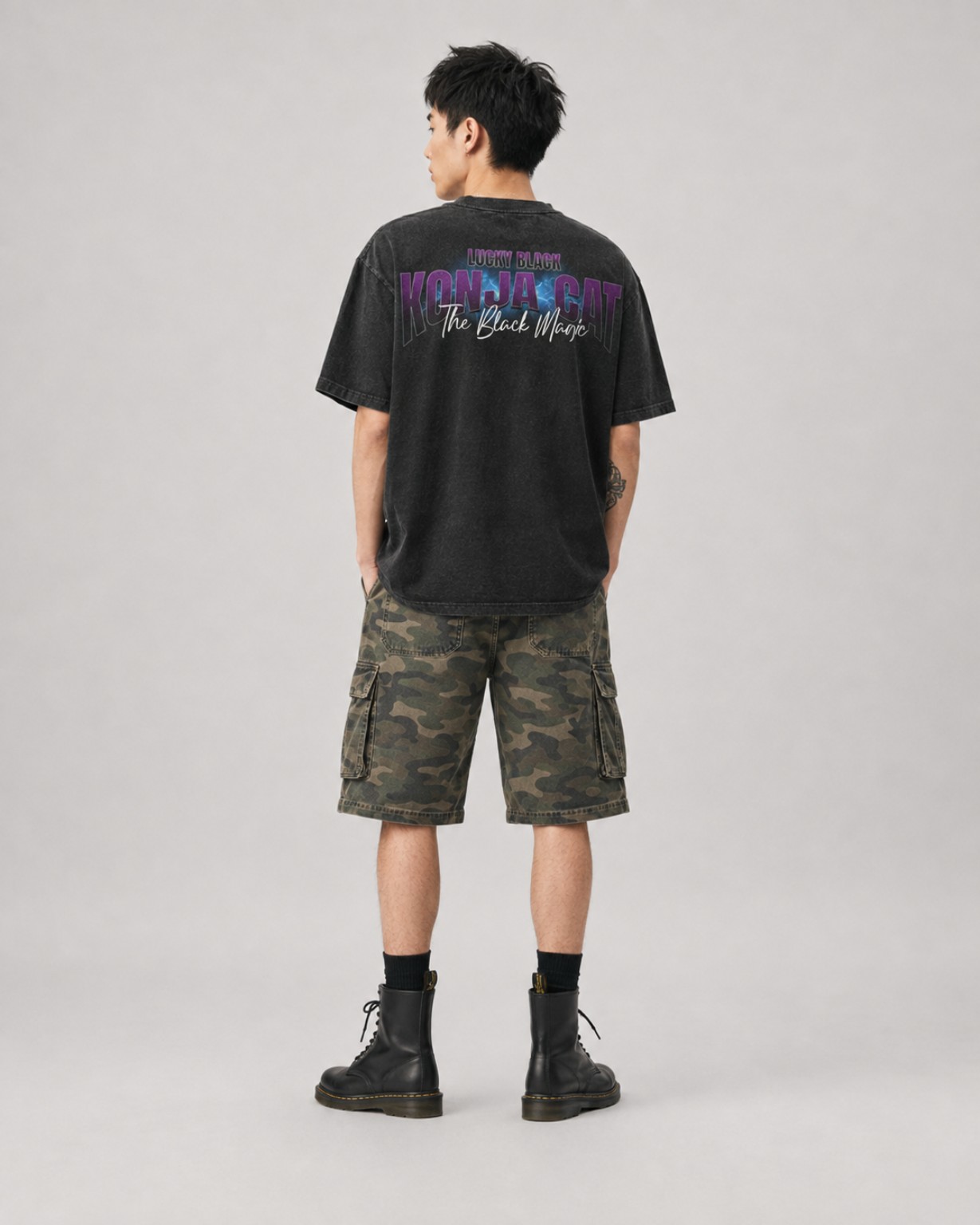 นายแบบสวมเสื้อ แมวโกนจา ด้านหลัง