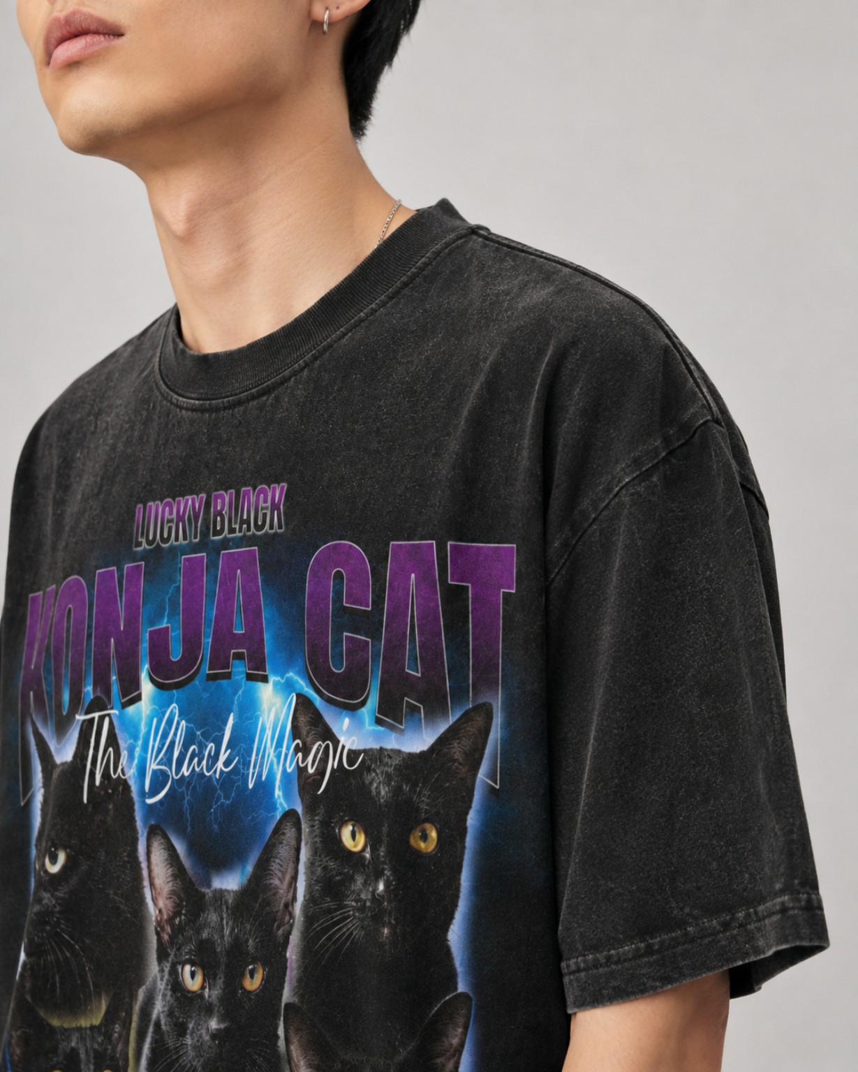 นายแบบสวมเสื้อ แมวโกนจา ด้านหน้า